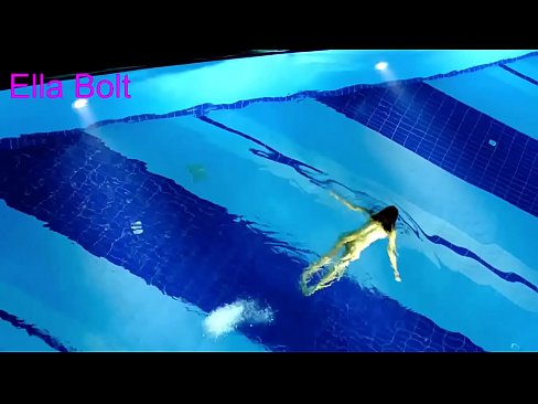 ❤️ Non podo deixar de mirar, unha moza loira que é sorprendida nadando espida na piscina do resort ELLA BOLT ❤ Sexo de calidade en % gl.teatroporno.ru % ☑